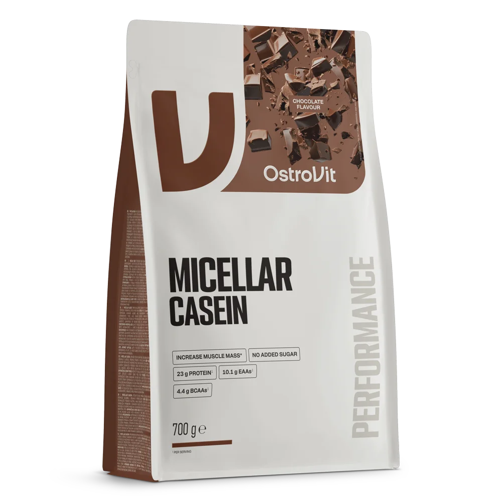 Bolsa de caseína micelar OstroVit Micellar Casein 700 g sabor chocolate en ángulo